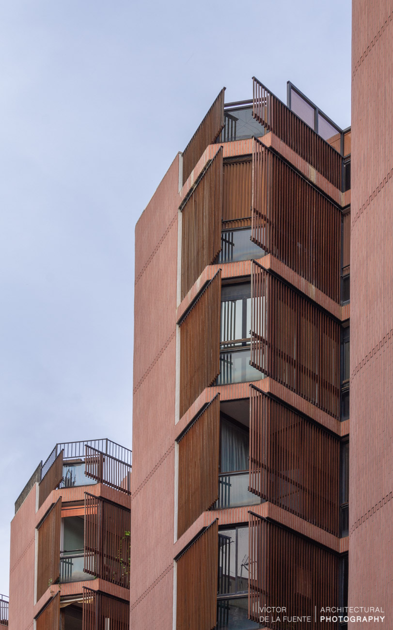 fotografia de arquitectura fachada edificio con ventanas de madera