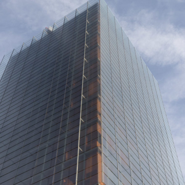 fotografia de arquitectura lateral edificio de vidrio