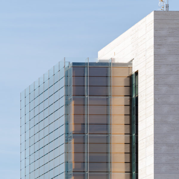 fotografia de arquitectura fachada edificio de vidrio