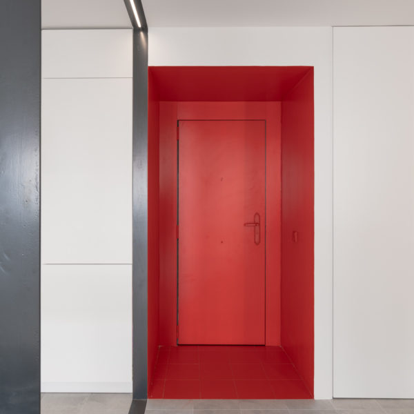 puerta roja apartamento