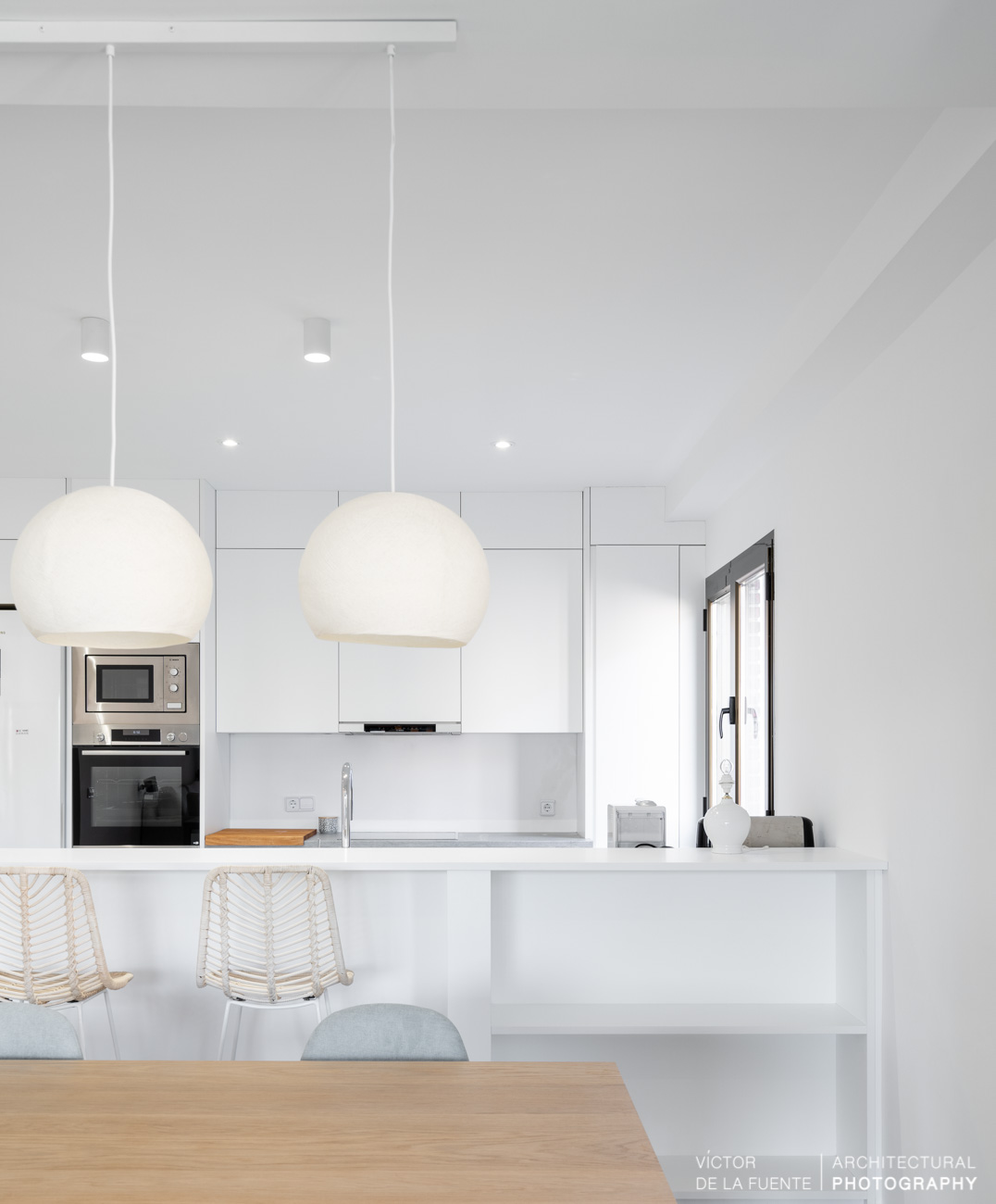 fotografia de interiorismo cocina con lamparas