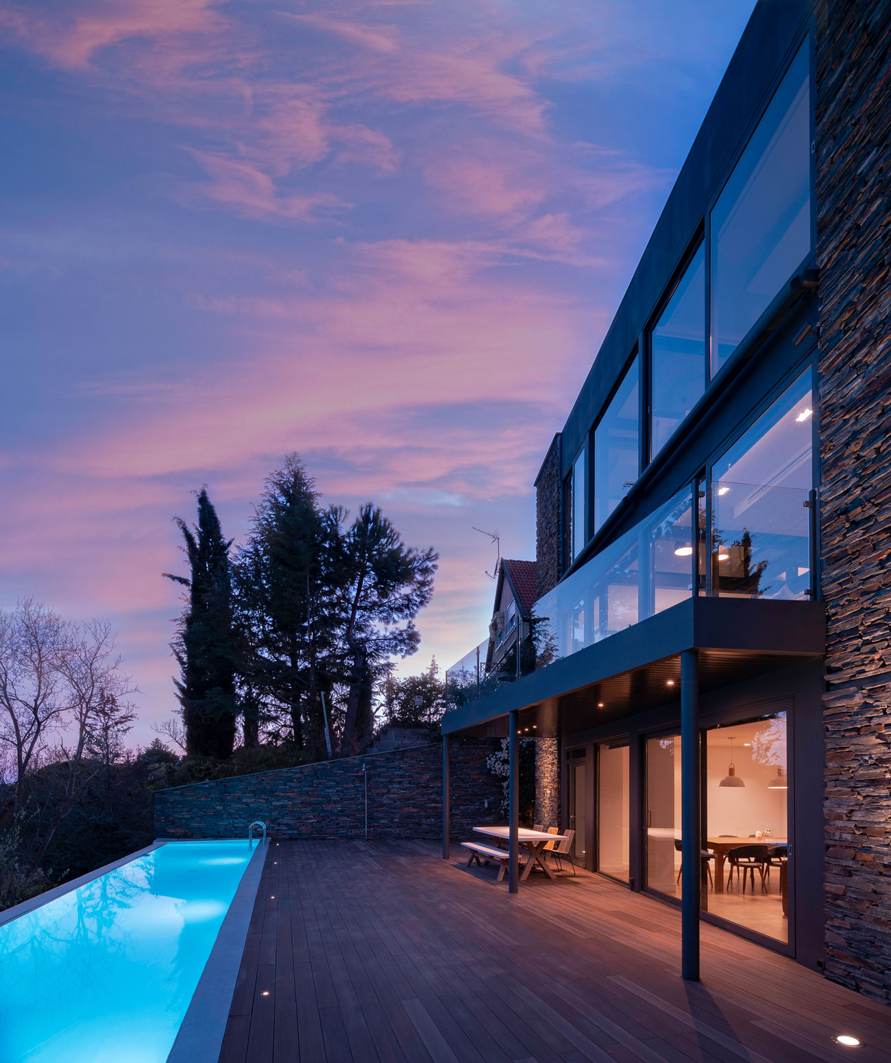 vista fachada trasera con piscina en ambiente nocturno vivienda en torrelodones