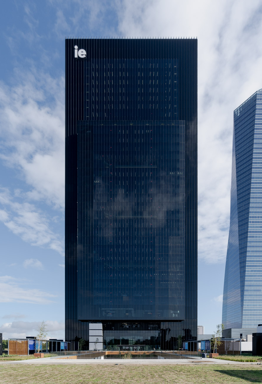 vista frontal edificio de vidrio