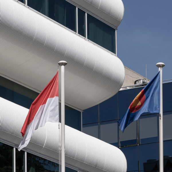 embajada indonesia detalle fachada con banderas