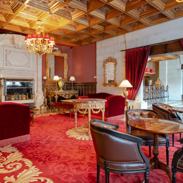 sala principal hotel alfombra roja