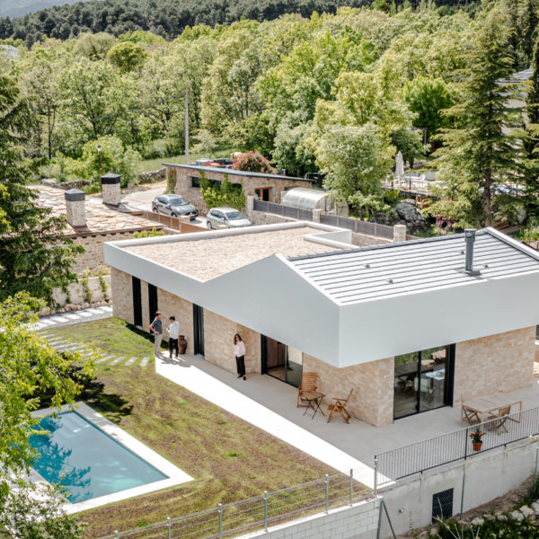 vivienda con piscina y arboles