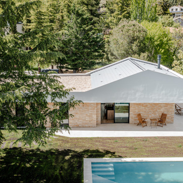 vivienda con piscina y arboles