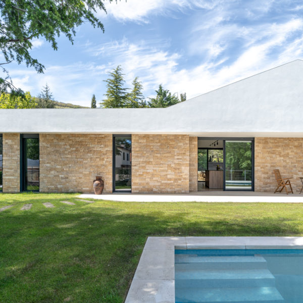 piscina en exterior de vivienda