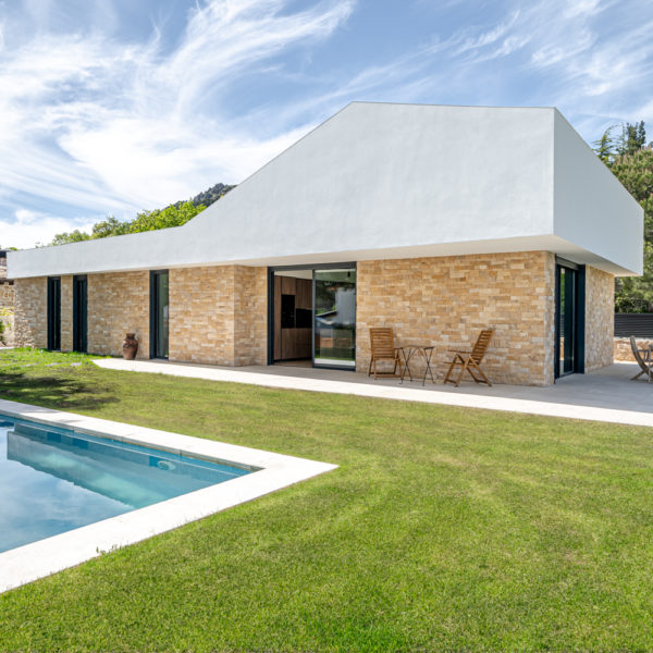 piscina en exterior de vivienda