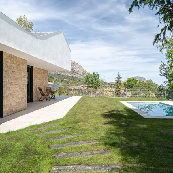 piscina en exterior de vivienda